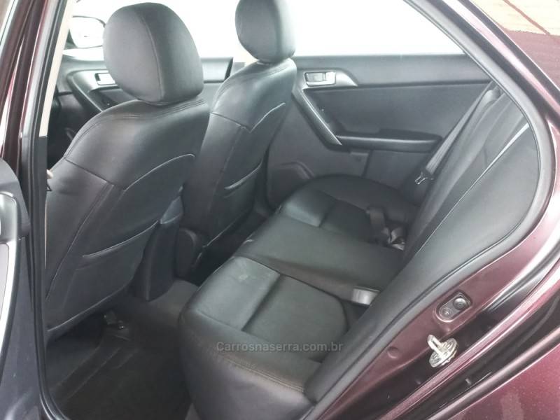 KIA MOTORS - CERATO - 2011/2012 - Vermelha - R$ 49.900,00