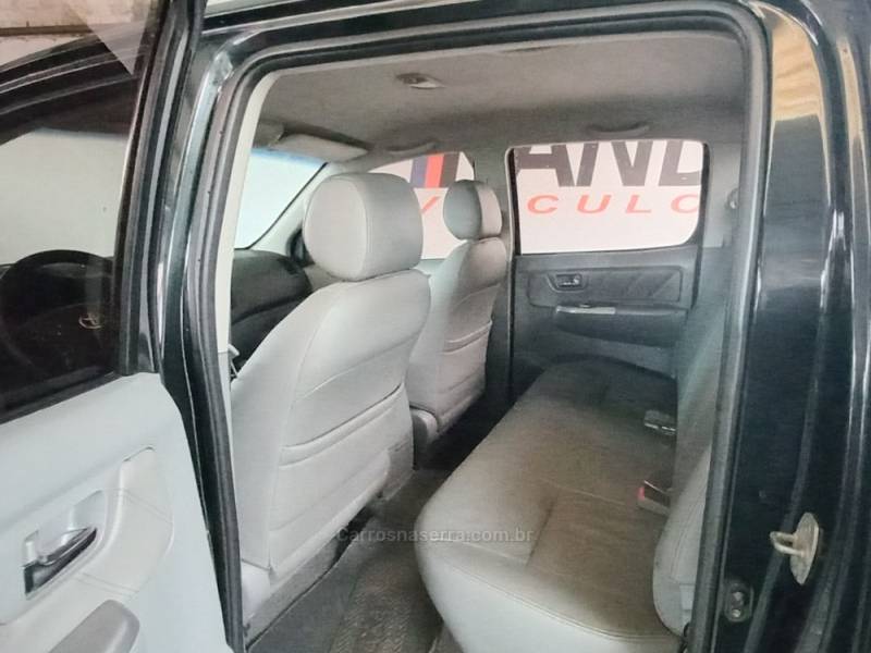 TOYOTA - HILUX - 2010/2011 - Preta - R$ 104.900,00