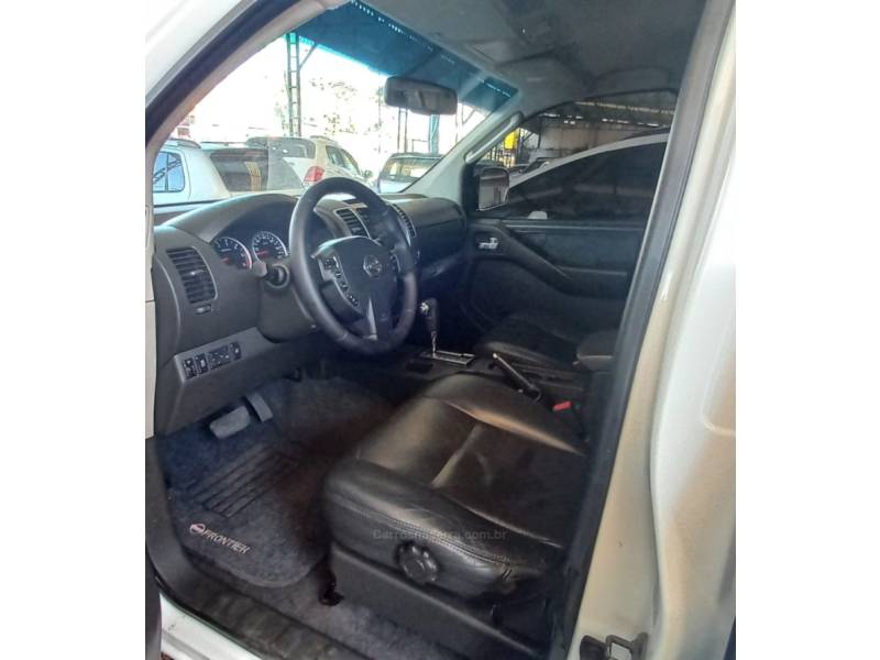 NISSAN - FRONTIER - 2013/2014 - Branca - R$ 95.900,00