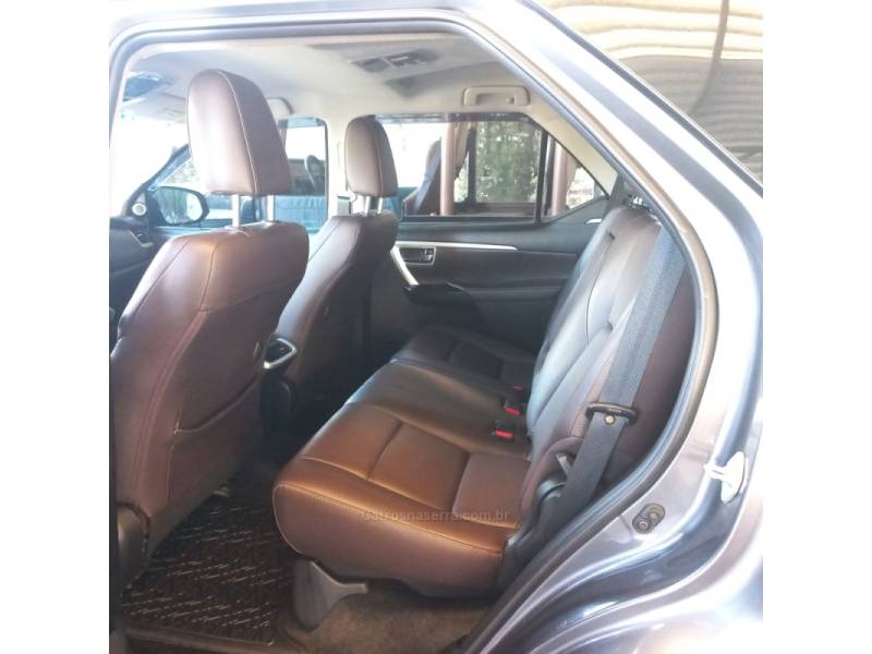 TOYOTA - HILUX SW4 - 2019/2019 - Cinza - R$ 229.900,00
