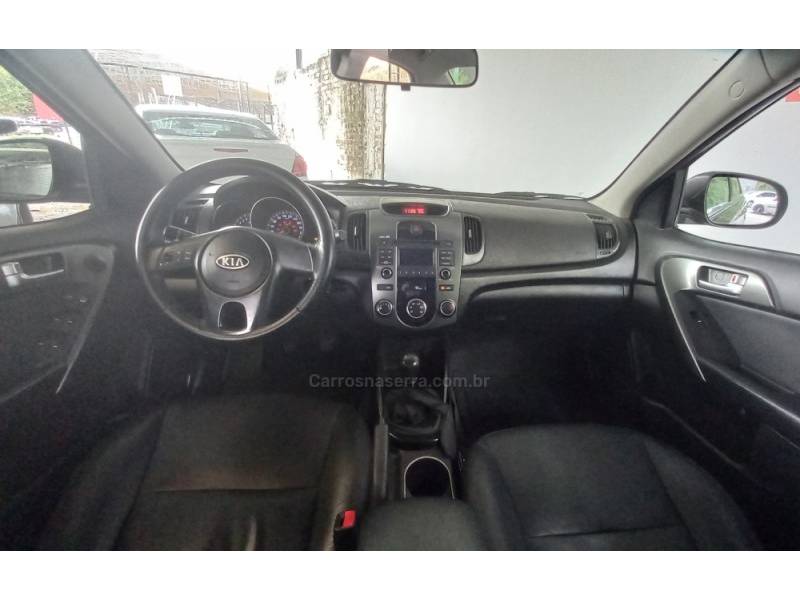 KIA MOTORS - CERATO - 2011/2012 - Vermelha - R$ 49.900,00