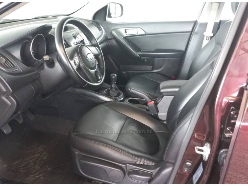 KIA MOTORS - CERATO - 2011/2012 - Vermelha - R$ 49.900,00