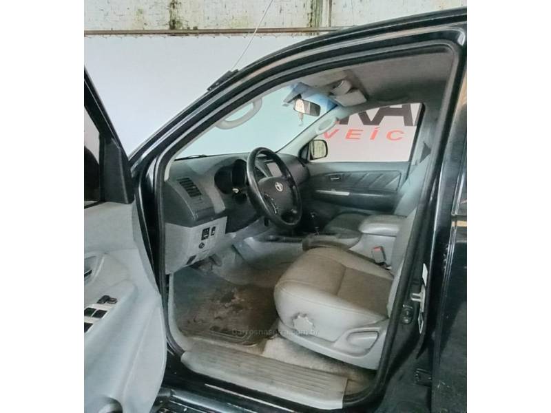 TOYOTA - HILUX - 2010/2011 - Preta - R$ 104.900,00
